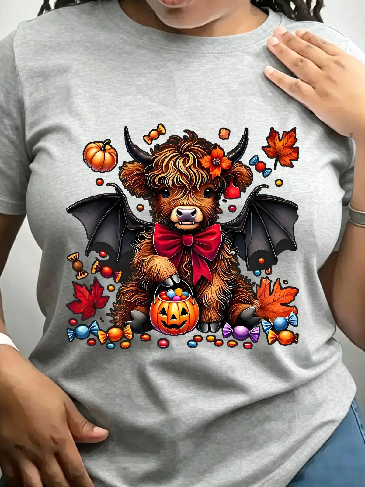 Women's Trendy Crew Neck T-Shirt Cute Highland Cow Halloween Design Suitable for Casual Sportswear