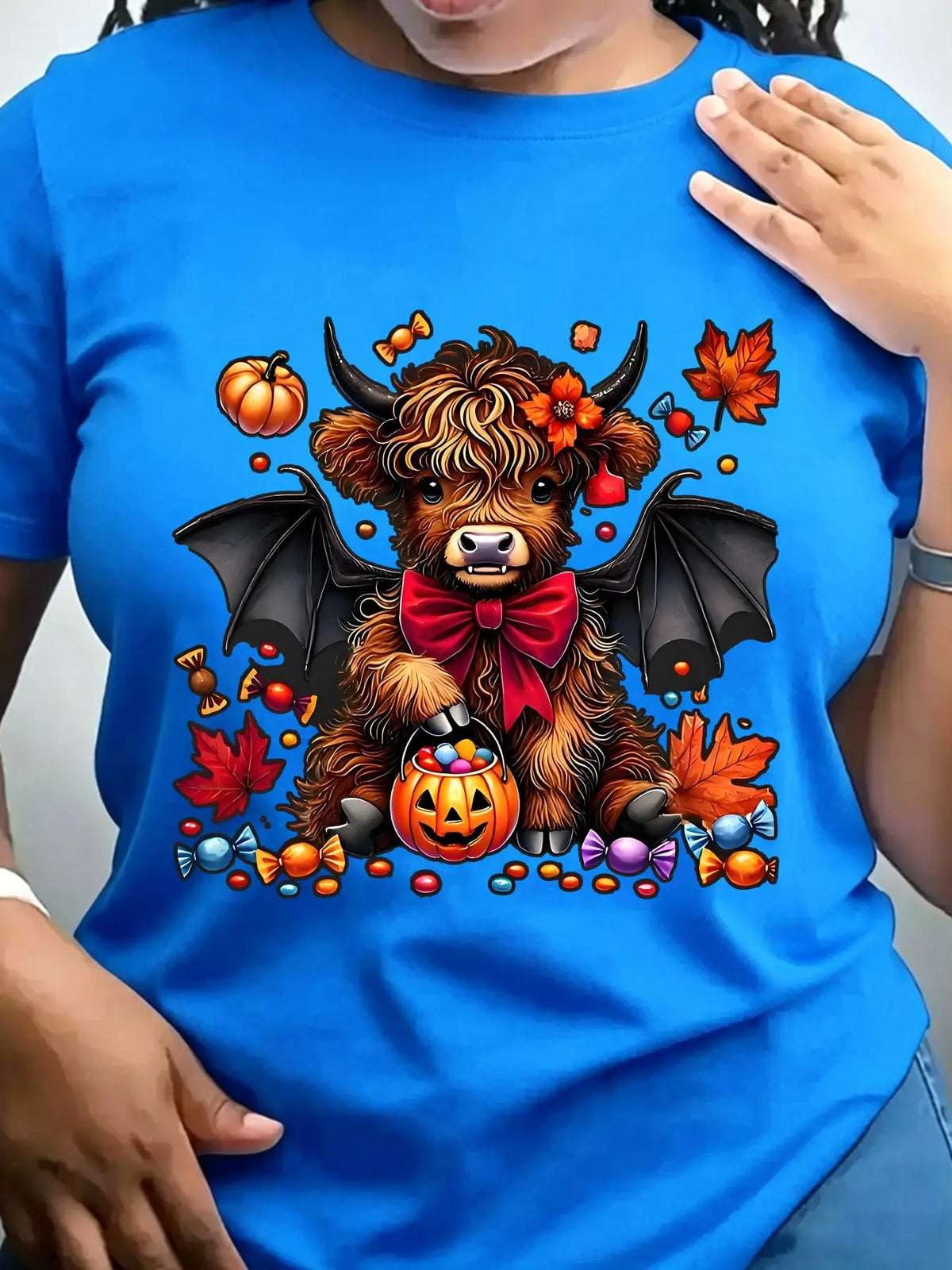 Women's Trendy Crew Neck T-Shirt Cute Highland Cow Halloween Design Suitable for Casual Sportswear