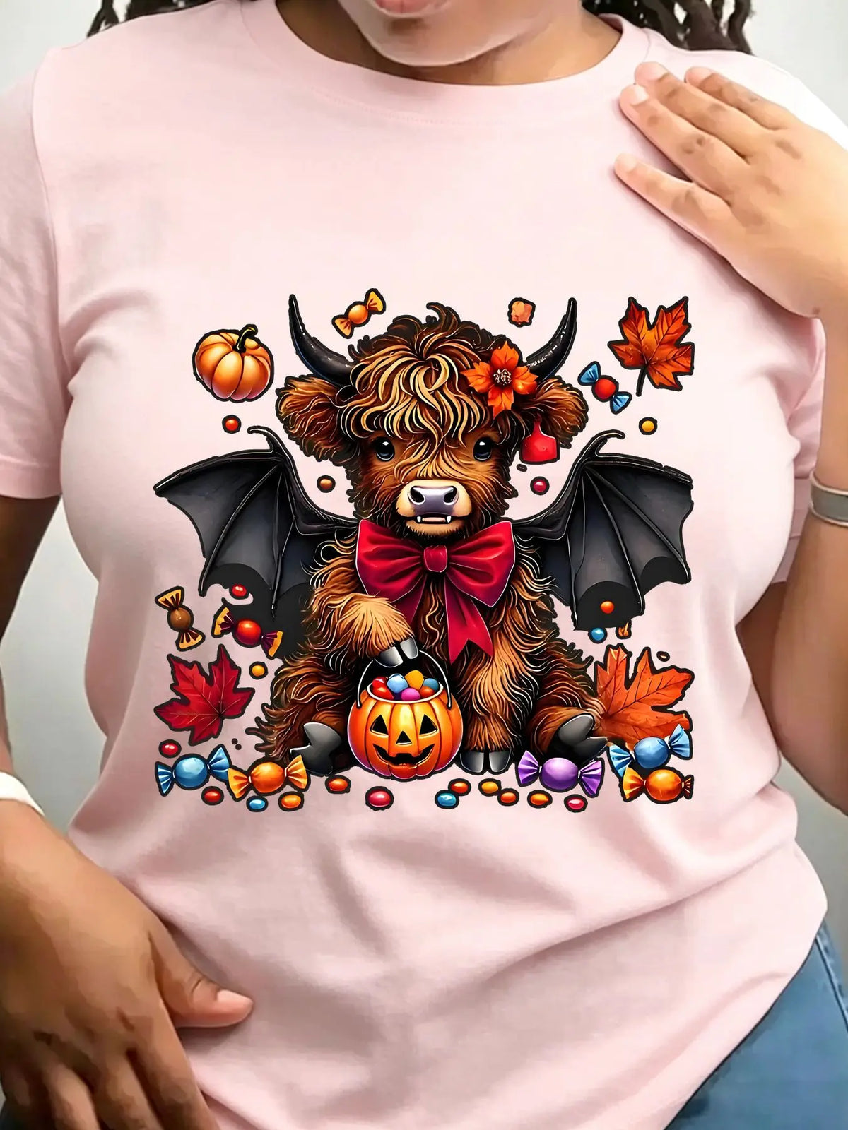 Women's Trendy Crew Neck T-Shirt Cute Highland Cow Halloween Design Suitable for Casual Sportswear